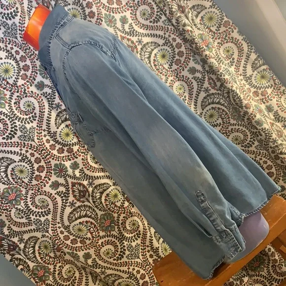 Comfortable Liz Lange Maternity Top - Picture 5 of 8